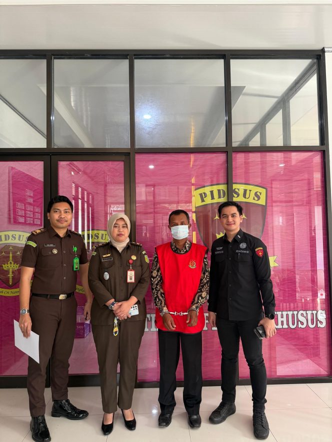 
 Korupsi Dana Desa, Polres Lahat Serahkan Mantan Kades Tanjun Dalam Ke Kajari Lahat