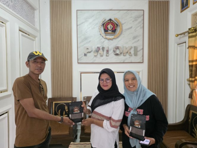 
 Pemred Sahabatsiber Kenalkan Kopi Retorika Lahat Ke PWI OKI