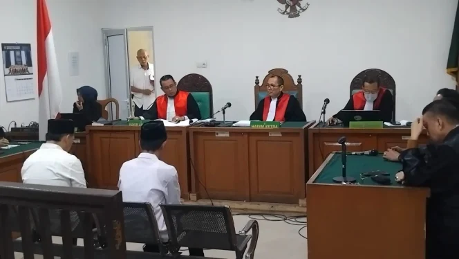 
 Nahudin Dan Jonidi Ketua Forum Kades Dan Bendahara Forum Kecamatan Pagar Gunung Divonis Hakim 1 Tahun Penjara  Atas Kasus OTT Pungli