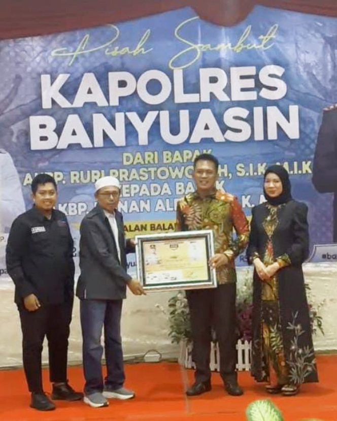 
 Di Akhir Masa Jabatan, AKBP Ruri Prastowo Terima Anugerah Sahabat Pers dari SMSI Banyuasin