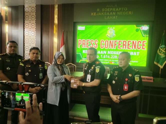 
 Kejari Lahat Pulihkan Uang Negara 1,6 Miliyar Dalam Perkara Tindak Pidana Korupsi Peta Desa