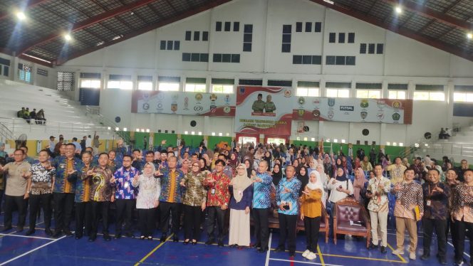 
 Bansos Jadi Alat Politik, Operator Masih Gaptek: Skandal Sunyi Desa