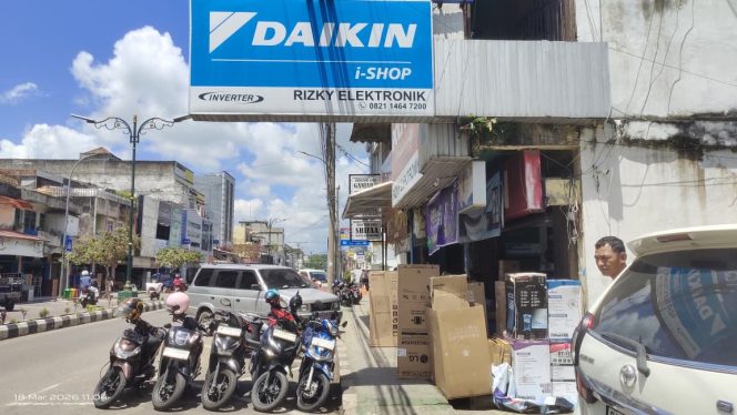 
 Toko  Rizky Elektronik Kuasai Trotoar, Kesabaran Warga Lahat Kian Menipis.