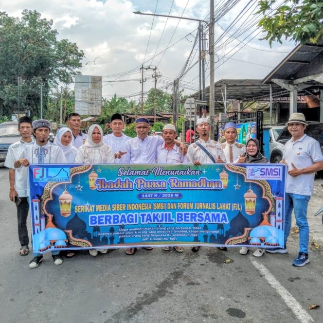 
 Di HUT Ke-9, SMSI & FJL Bagikan Takjil Ramadhan