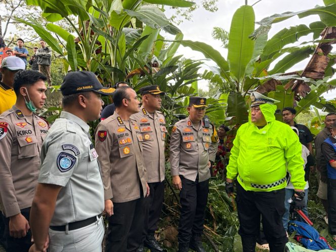 
 Bus Al-Hijrah Kecelakaan di Lahat, 1 Penumpang Meninggal Dunia, Kapolres Pimpin Evakuasi