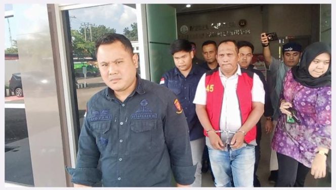 
 Pidsus Kejari Banyuasin Tahan Kades Sebokor Aktif 2 Periode, Kerugian Negara Capai Rp418 Juta