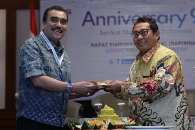 
 Peringatan HUT ke-9 SMSI di Jakarta Berlangsung Khidmat, Prosesi Pemotongan Tumpeng Jadi Momentum Kebersamaan