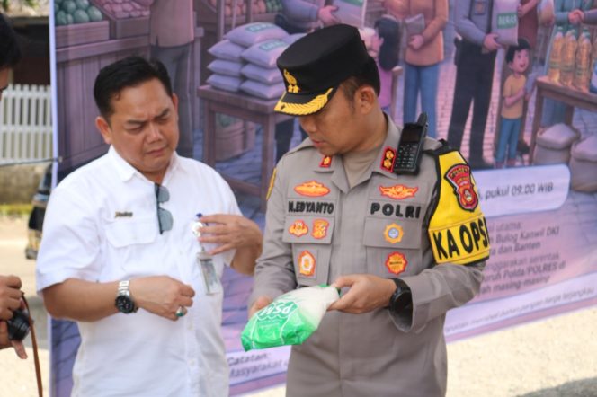 
 Polres Lahat Gelar Gerakan Pangan Murah, Bantu Masyarakat Dapatkan Sembako Terjangkau.