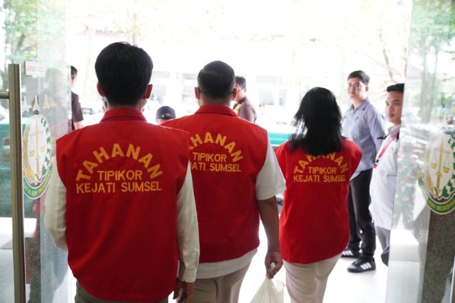 
 Kejati Sumsel Limpahkan 6 Tersangka Korupsi Kredit Bank Plat Merah ke Jaksa Penuntut Umum
