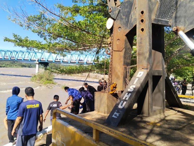 
 Respons Cepat BPBD & Dishub, Minibus Terjun ke Sungai Lematang di Lahat, Tak Ada Korban Jiwa