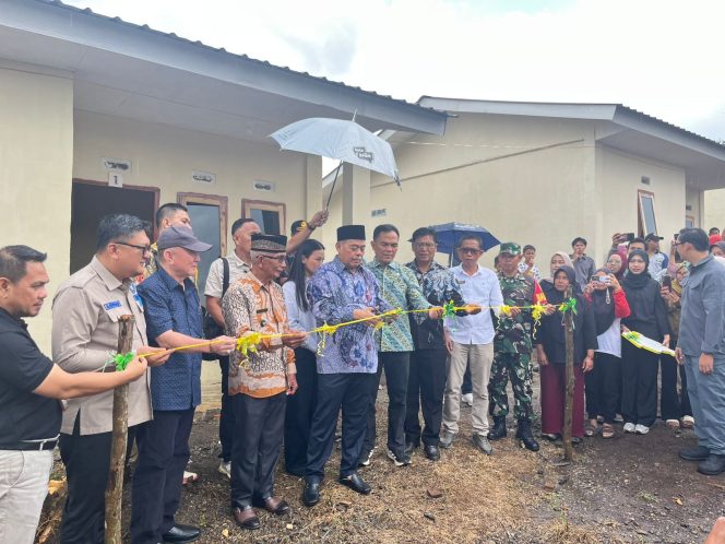 
 Bupati Lahat Bursah Zarnubi Resmikan 52 Rumah Relokasi Korban Banjir di Keban Agung