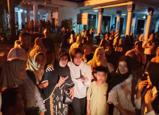 
 Usai Pelepasan Jemaah Haji, Wabup Lahat Widia Ningsih Dikerumuni Warga untuk Swafoto
