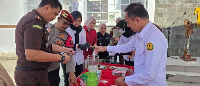 
 Gebrakan Kejari Lahat: Ratusan Gram Narkotika hingga Senjata Tajam Dimusnahkan