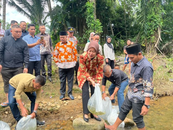 
 Bursah Zarnubi dan Widia Ningsih Tebar  Ribuan Bibit Ikan di Tanjung Agung untuk Perkuat Ketahanan Pangan