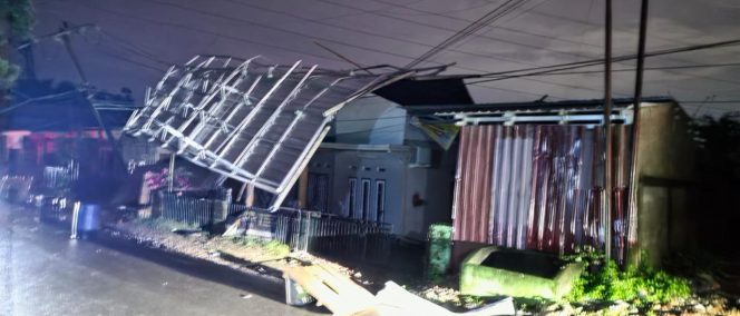 
 Angin Kencang dan Hujan Deras, Atap Rumah Warga Roboh di Mengkurat