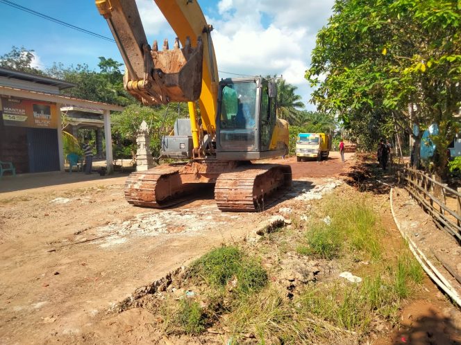 
 Antisipasi Terisolir, Masyarakat 5 Desa Kompak Swadaya Perbaiki Jalan