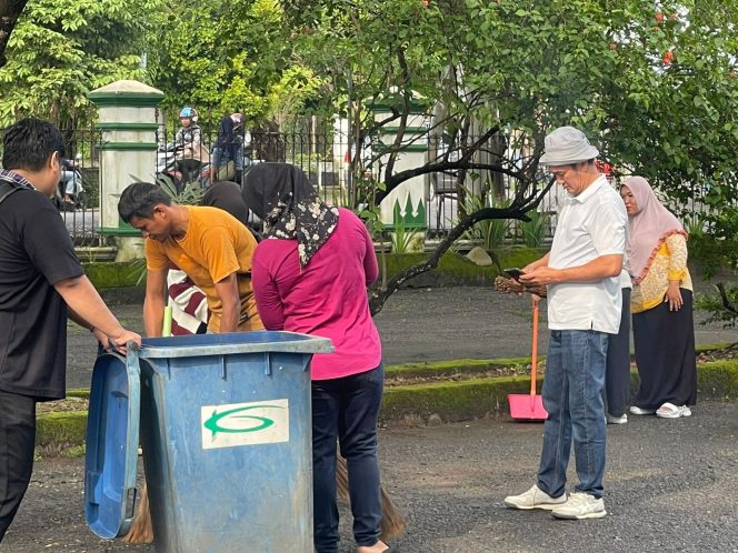 
 Kadispora Lahat Pimpin Aksi Bersih GOR, Tindak Lanjut Aspirasi Warga