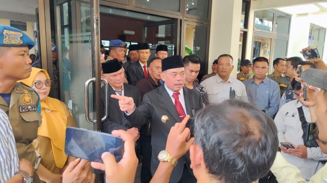
 Suasana Memanas! Bupati Lahat Desak Sekwan DPRD Pertimbangkan Mundur