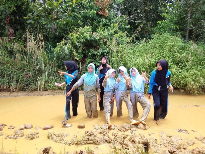 
 Warga Desa Sadu Kecamatan BTS Ulu Kabupaten Musi Rawas Keluhkan Jalan “Berlumpur”
