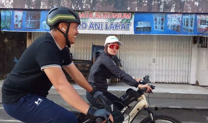 
 Gowes Keliling Kota, Wabup Lahat Widia Ningsih Kampanyekan Gaya Hidup Sehat