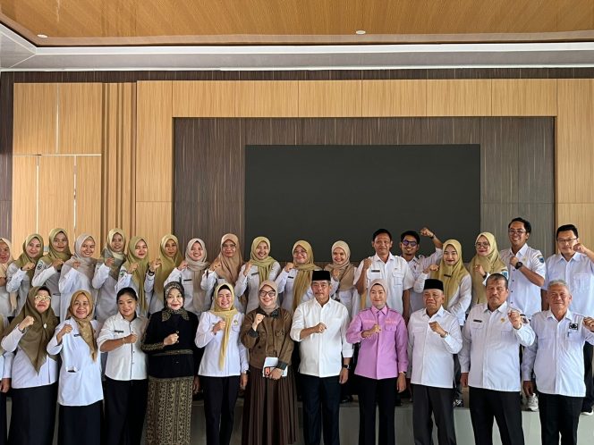 
 Penguatan Layanan Hemodialisis, Pemkab Lahat Serahkan SK Mutasi 29 Perawat ke RSUD