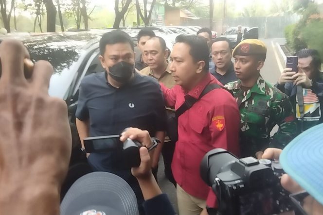 
 BREAKING NEWS: Wakil Bupati PALI Berinisial IS Tiba di Kejati Sumsel, Dikawal Ketat Usai Dikabarkan Terjaring OTT